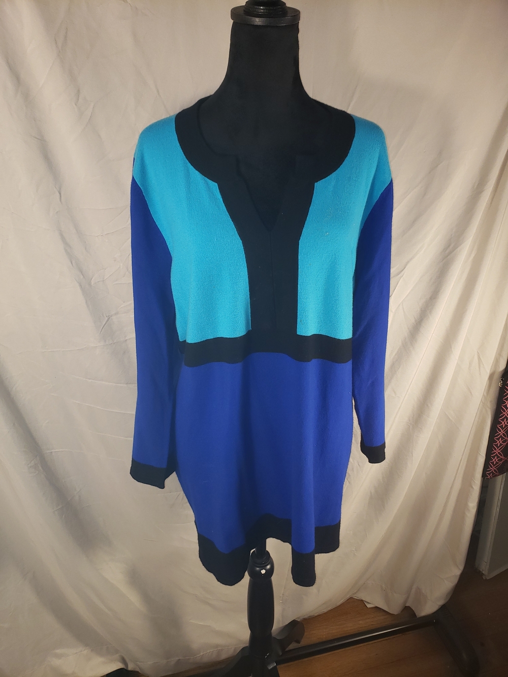 Cable & Gauge Blue & Turquoise Colorblock V-Neck Sweater - XL
